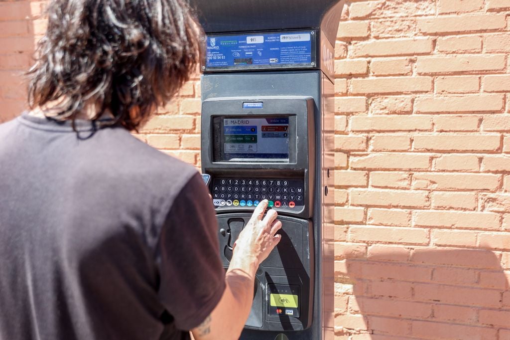 Los parquímetros dejarán de ser solo diurnos: Madrid podrá activar el SER también de noche, en domingos y festivos