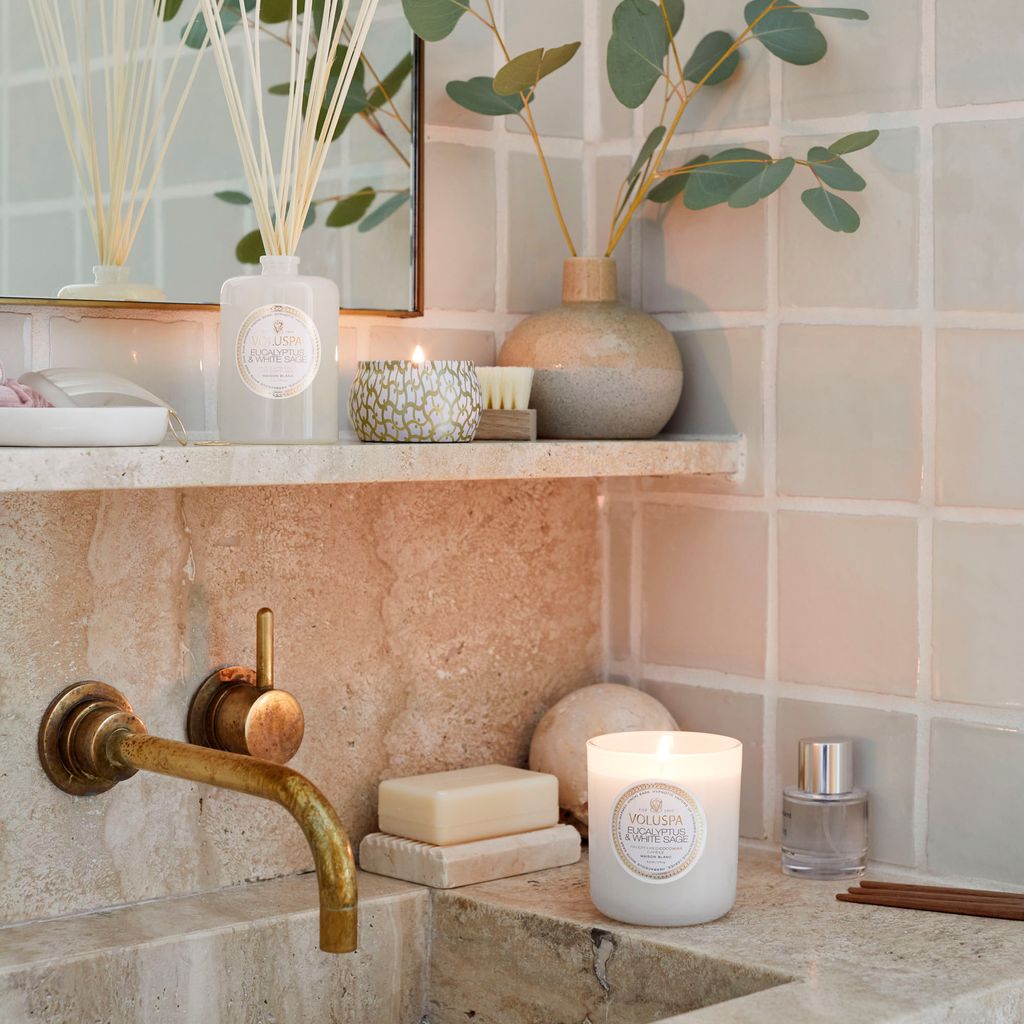 Velas y difusores en el baño