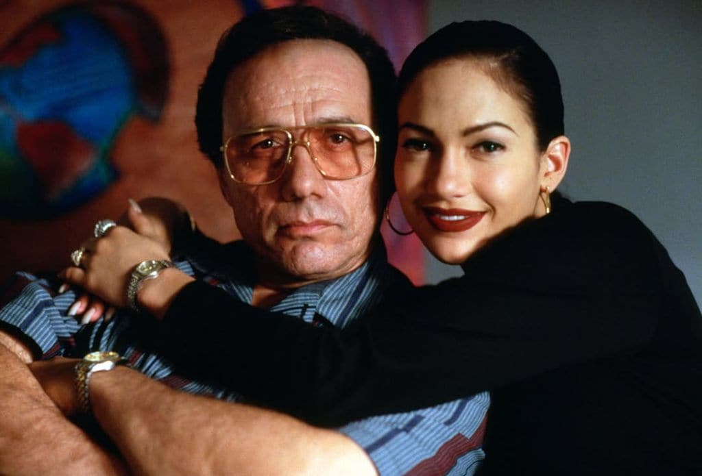 Edward James Olmos y JLo en la película de 'Selena' de 1997.