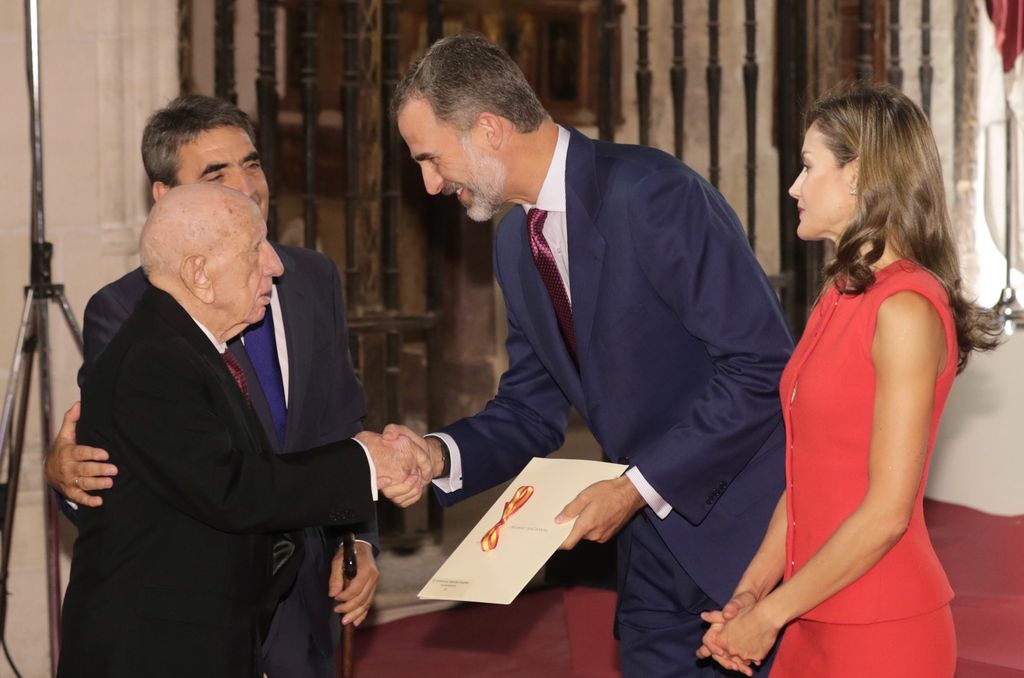 Los reyes Felipe y Letizia entregan el Premio Nacional de Tauromaquia a Victorino Martín Andrés, acompañado por su hijo