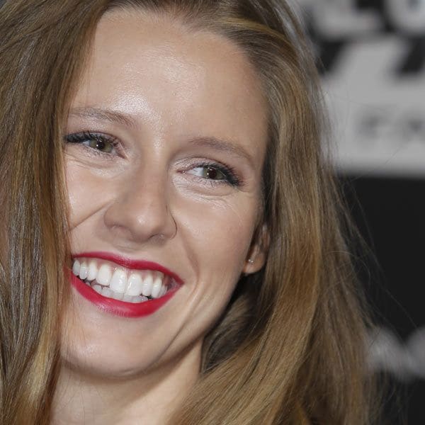 Manuela Vellés, muy sonriente.
