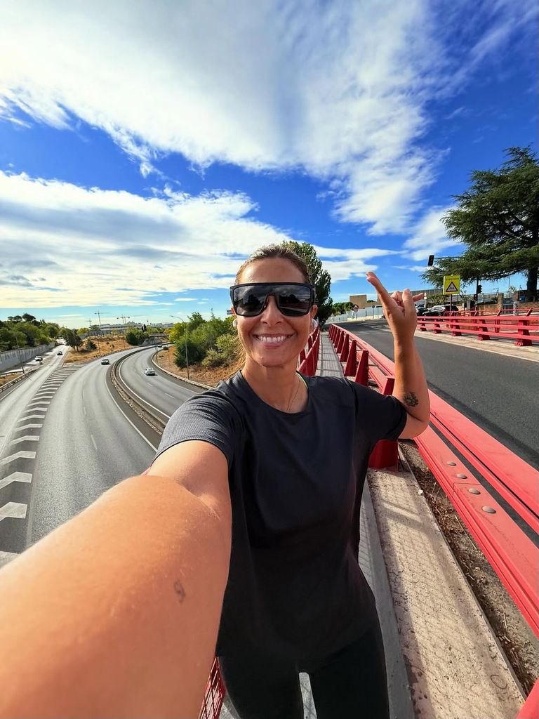 Nuria Roca, haciéndose un selfie feliz mientras camina