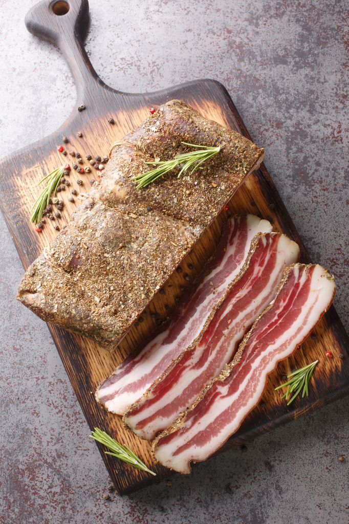El guanciale aporta sabor y grasa a la característica salsa de la carbonara.