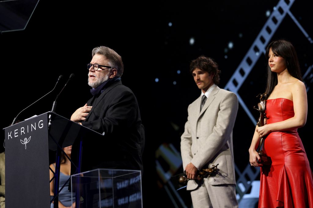 Guillermo del Toro recibió el Visionary Award y subió al escenario junto a Jacob Elordi, Oscar Isaac y Mia Goth.