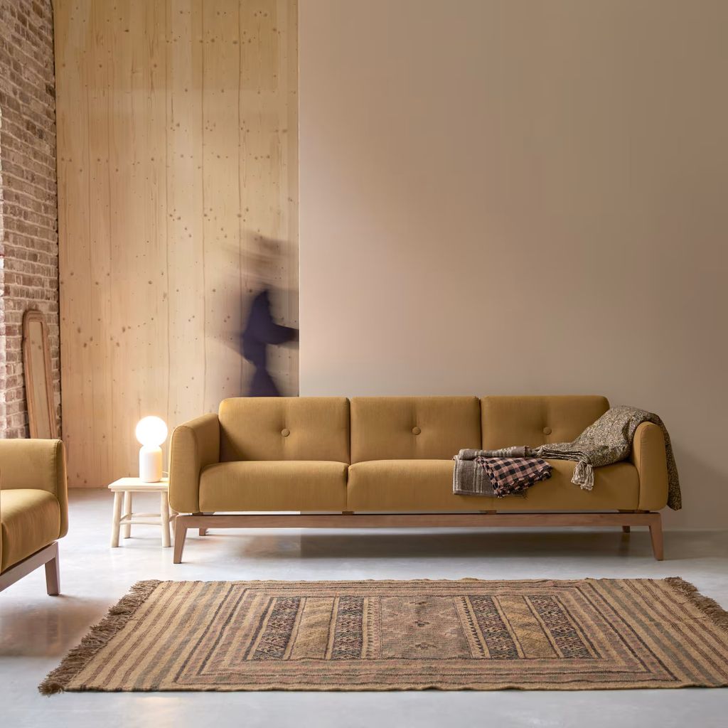 Salón con sofá y alfombra