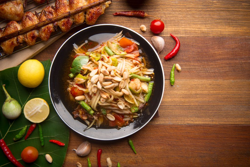 La cocina tailandesa es rica en sabores ácidos, dulces, salados y picantes.