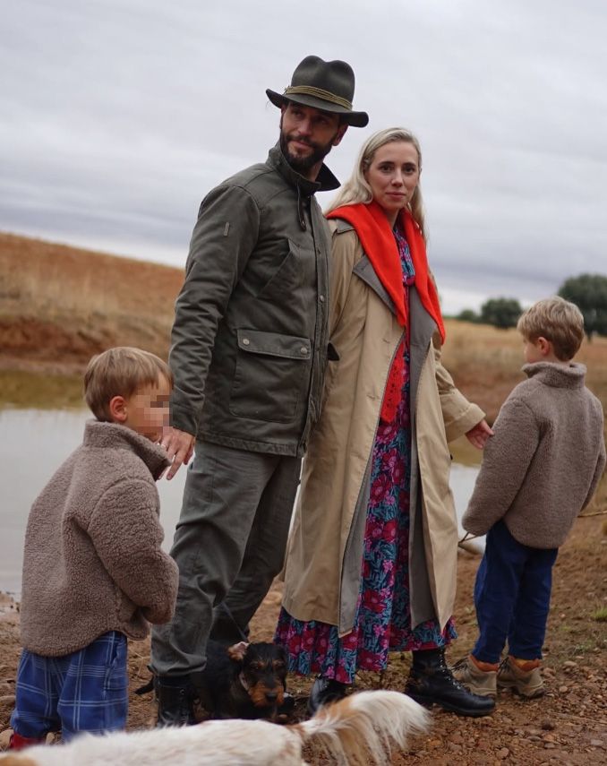 Lulú con su marido y sus dos hijos en el campo