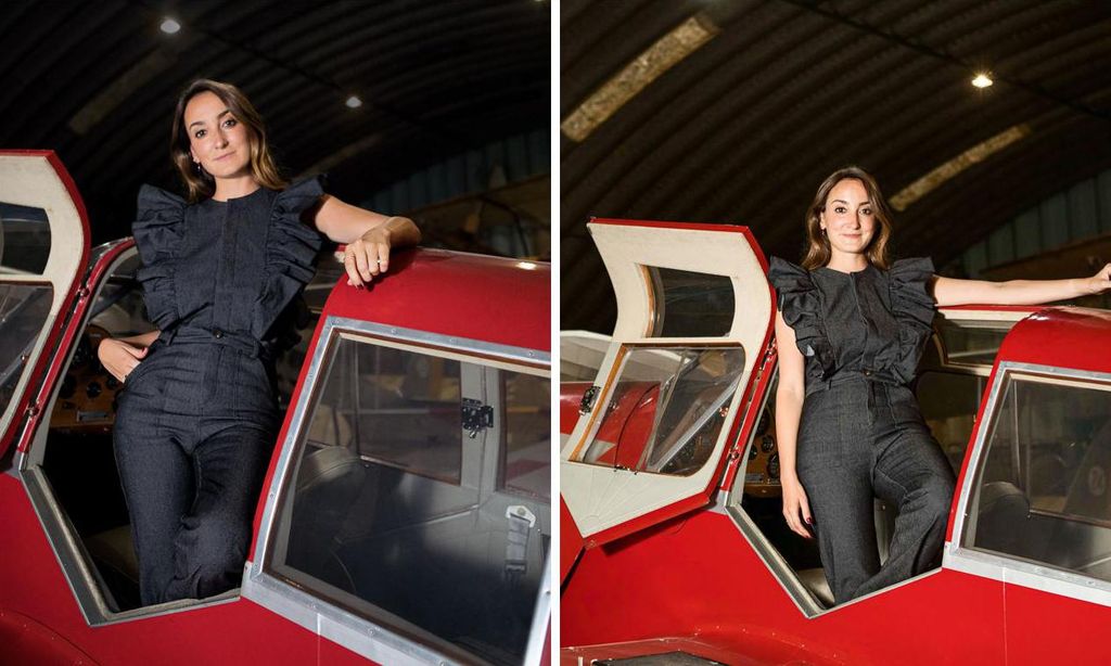 
Lucía subida a un ‘British Eagle 2’, que es el mismo modelo con el que su tío abuelo Juan Ignacio Pombo hizo historia, en 1935, al recorrer Santander-México por los aires. De hecho, la hermana de Marta y María es la quinta generación de una saga de pilotos de aviación.
