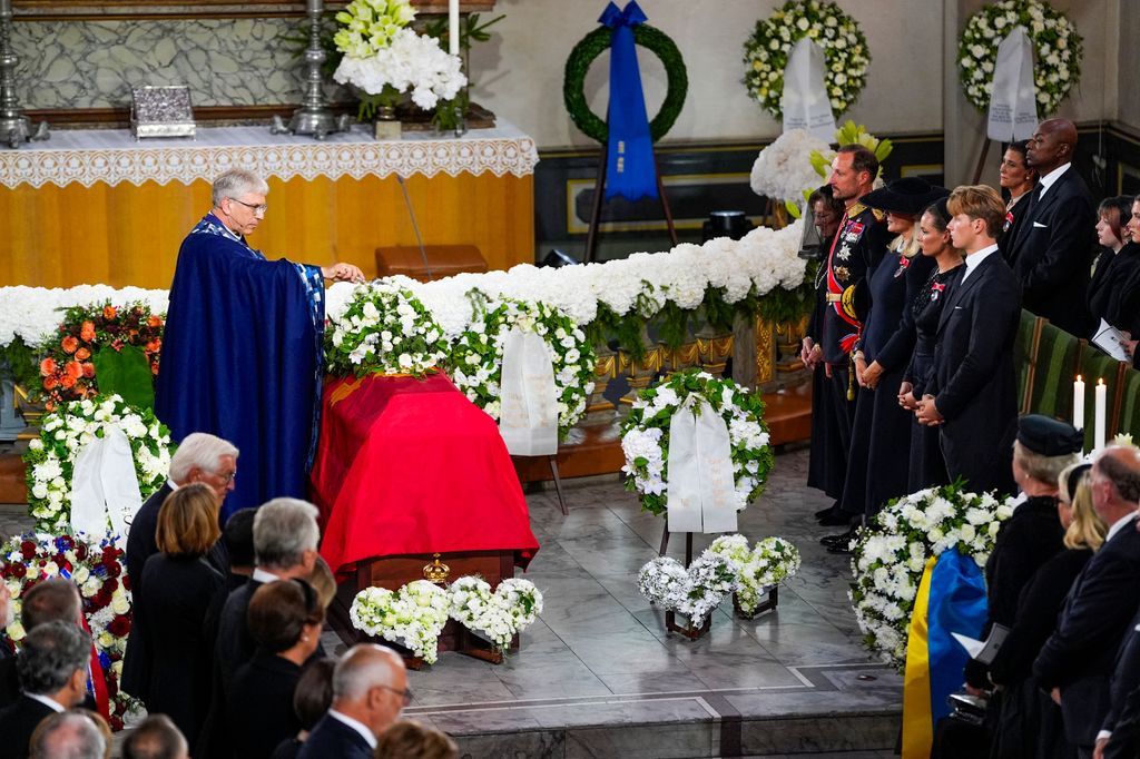 Bendición final al feretro del rey Harald 