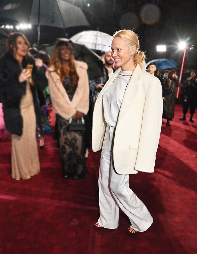 Pamela Anderson triunfa sin maquillaje en los British Fashion Awards