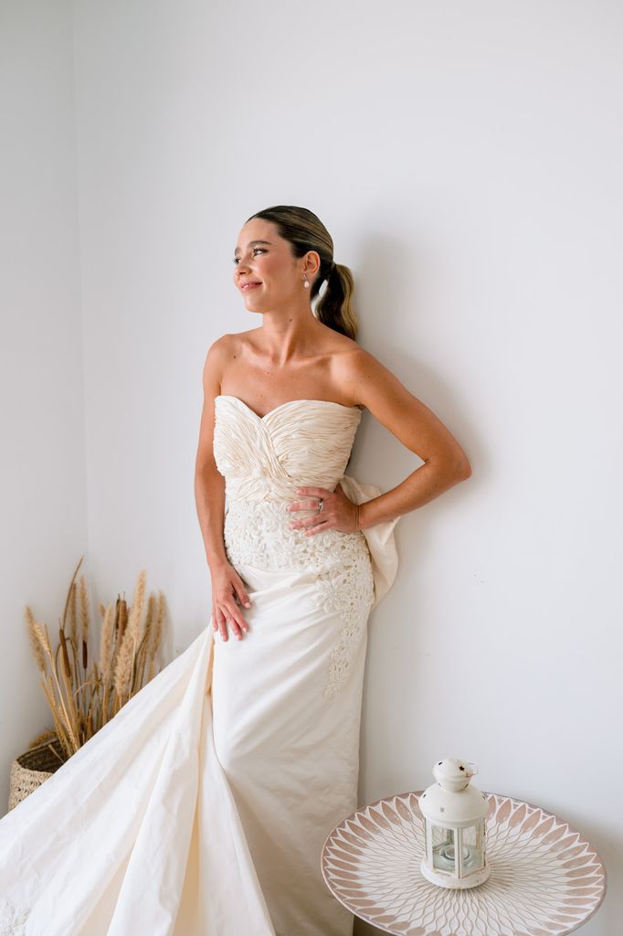 Fuencisla, la novia que se casó con un vestido de alta costura elegido por su abuela en los 80: "Me sorprendió mucho la calidad de las telas"