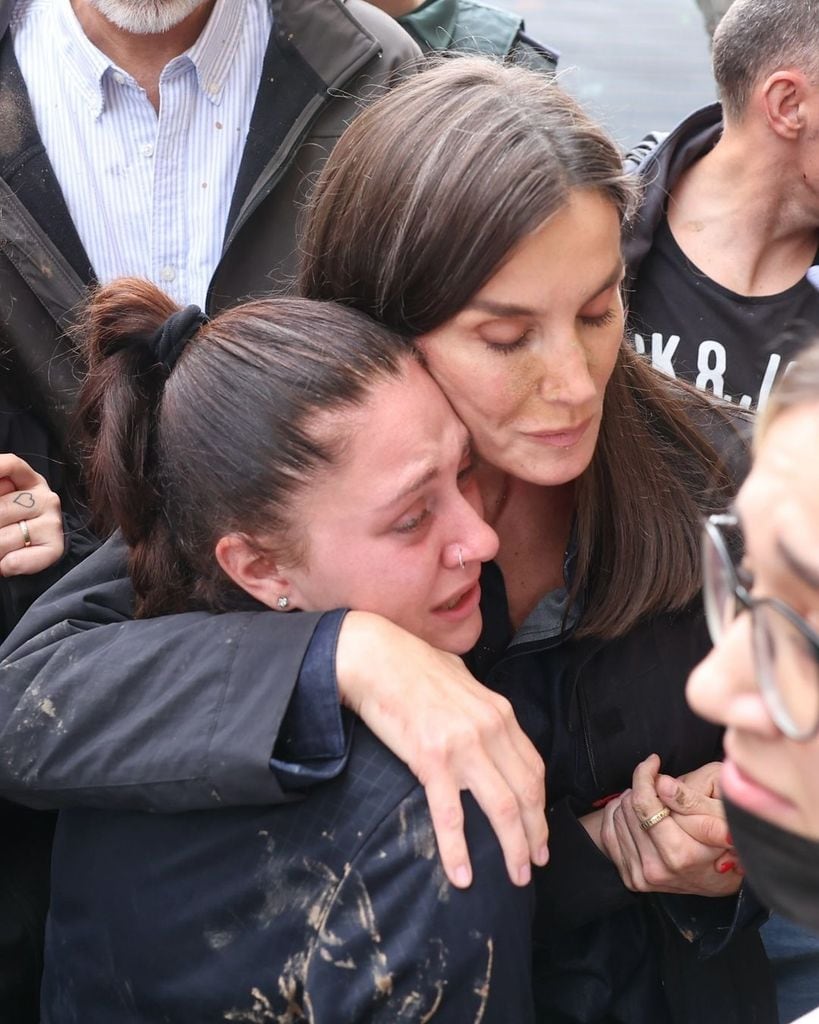 Plano medio de la Reina Letizia consolando a una vecina afectada por la DANA