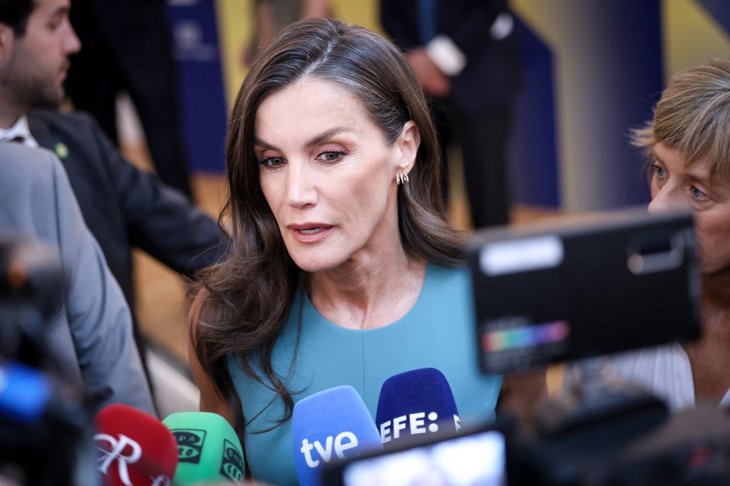 La reina Letizia atiende a los medios por el terremoto en Venezuela
