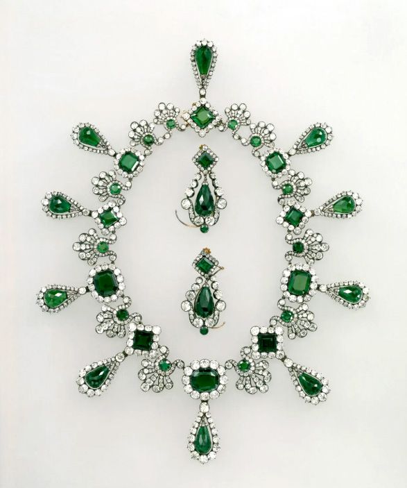 Collar y pendientes del juego de esmeraldas de la emperatriz María Luisa