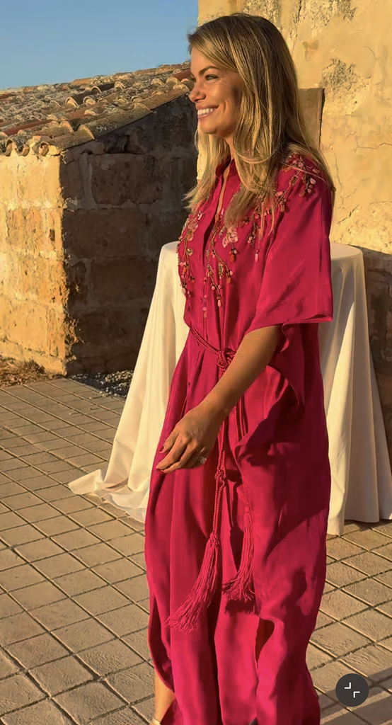 Carla Goyanes con vestido de invitada de Philippa 1970, la firma de Sassa de Osma, en una boda en Menorca, 2026.