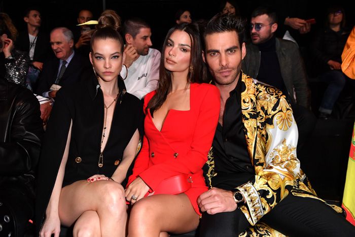 Barbara Palvin, Jon Kortajarena y Emily Ratajkowski 