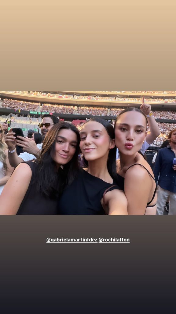 Victoria de Marichalar con sus mejores amigas, Rocío y Gabriela, en el concierto de Bad Bunny