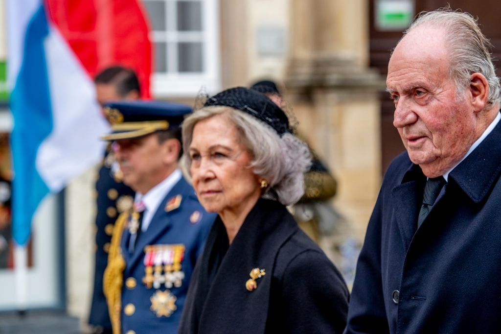Los reyes Juan Carlos y Sofía durante el funeral en Luxemburgo