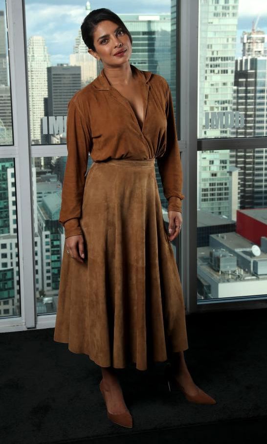 Priyanka Chopra luce un atuendo monocromático en tonos camel