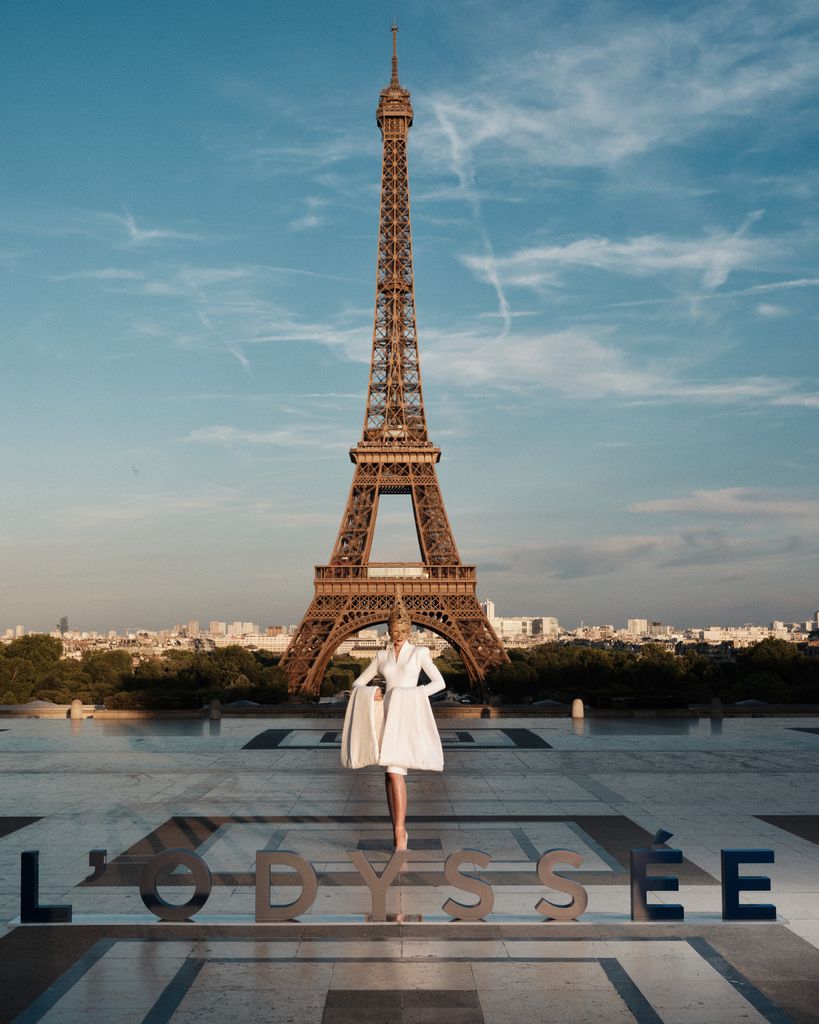 Zendaya lleva una pieza de archivo diseñada por Alexander McQueen en su paso por Paris.