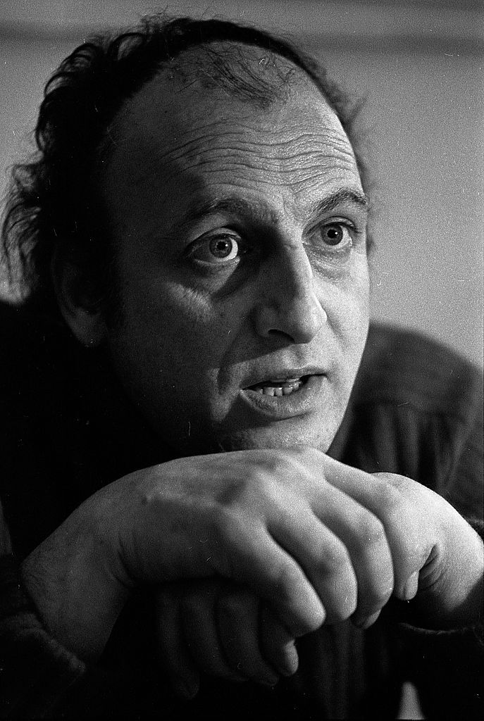 Primer plano del actor argentino Héctor Alterio durante una entrevista, Buenos Aires, Argentina, 1970