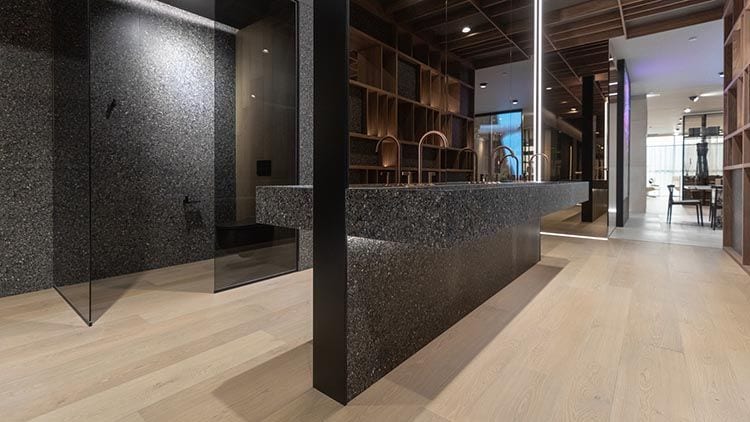 Cuarto de baño con pavimientos y revestimientos de Porcelanosa
