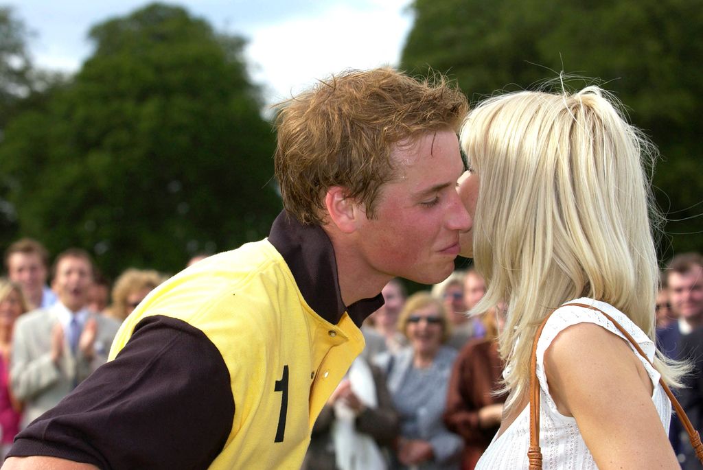 La modelo Claudia Schiffer besa al príncipe Guillermo mientras le entrega su premio por la victoria de su equipo en el partido de polo Porcelanosa Challenge Cup en Ashe Park, organizado para recaudar fondos para organizaciones benéficas juveniles locales