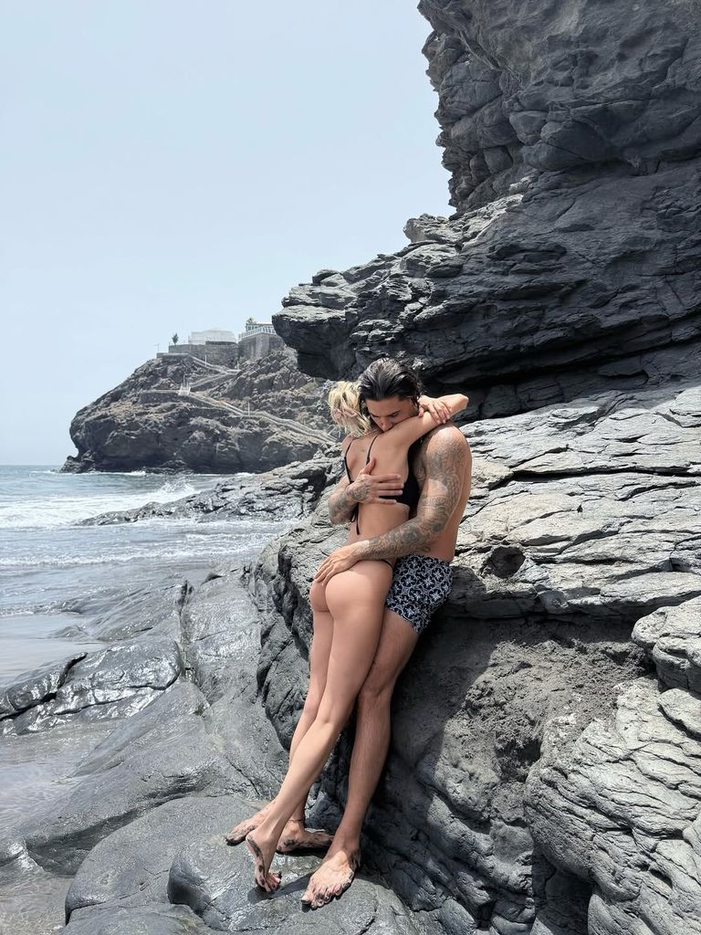 Alejandra Rubio y Carlo Costanzia en la playa