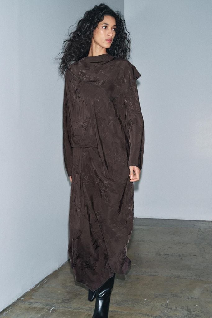 Vestido de invitada de invierno de Zara de jacquard con pañuelo al cuello