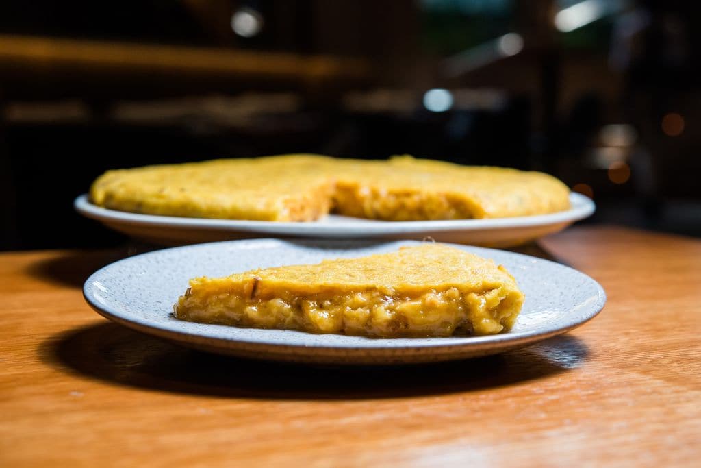 Tortilla de patata con cebolla, un plato que se toma mucho en cualquier momento y lugar y especialmente en la Feria de Abril.