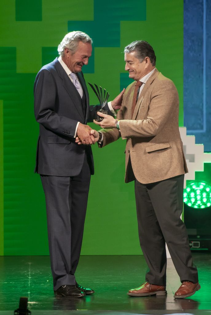 Luis Astolfi recibiendo su galardón