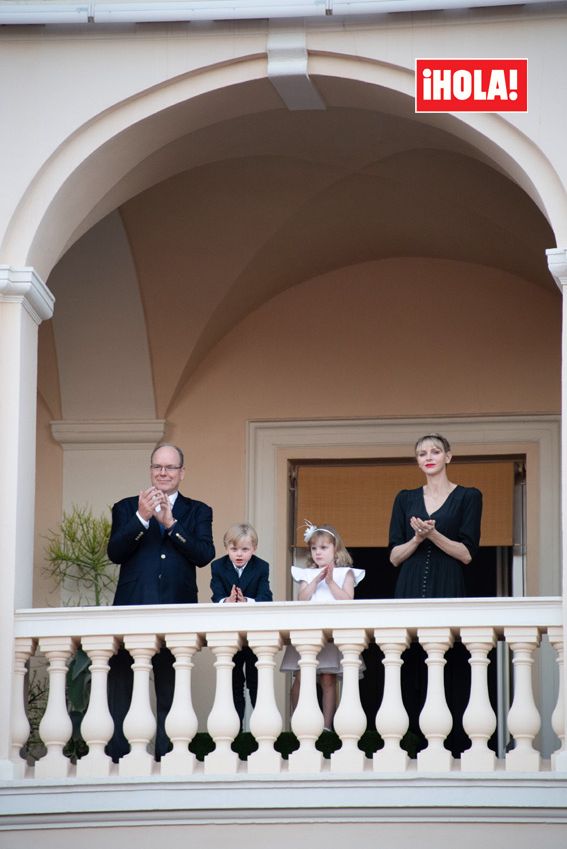 Charlene de Mónaco y Alberto de Mónaco con sus hijos