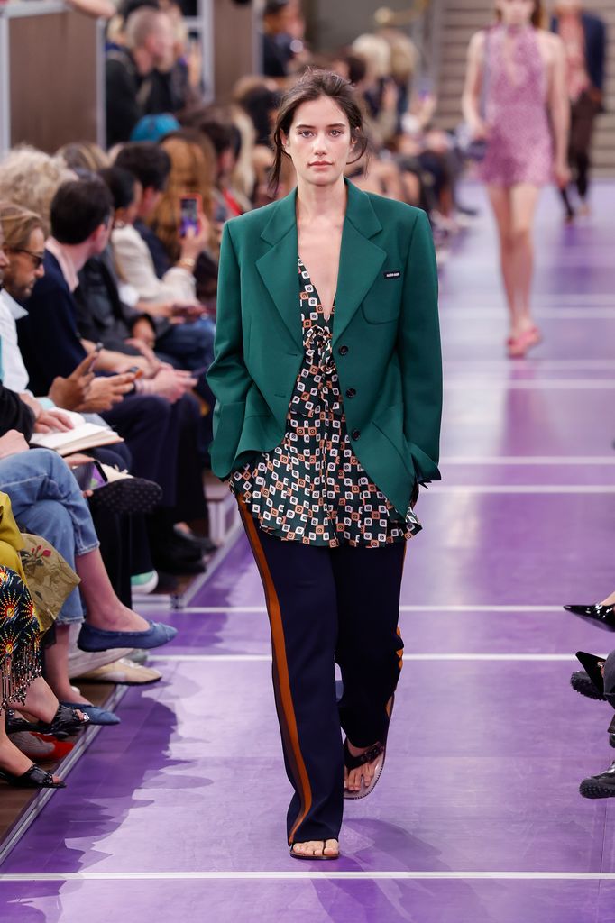 Ella Bleu Travolta desfila en la pasarela durante el desfile de Miu Miu Womenswear Primavera/Verano 2027 en la Semana de la Moda de París el 4 de octubre de 2026 en París, Francia.