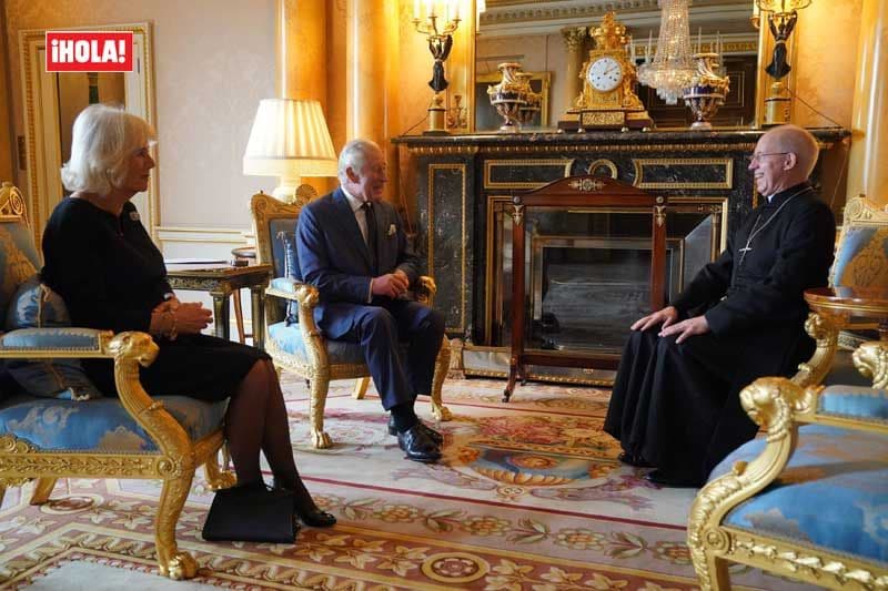 Los reyes Carlos y Camilla con el arzobispo de Canterbury
