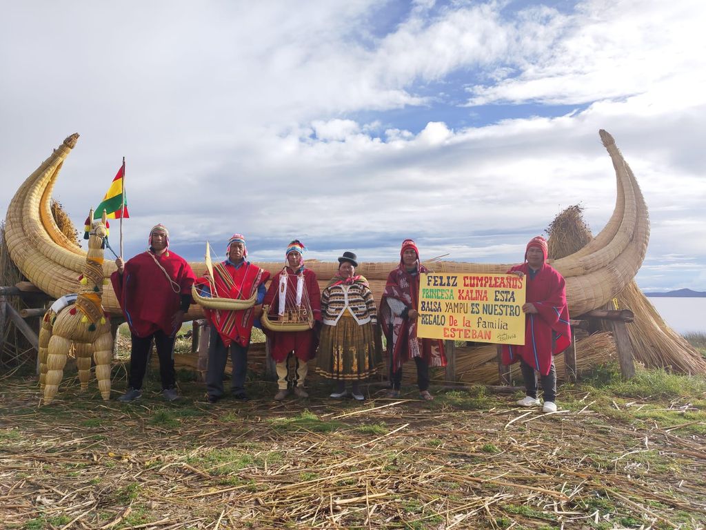 La balsa Yampú de Kalina es una nave tradicional de totora del lago Titicaca y ha sido construida igual que hace 500 años por un experto equipo de artesanos aimaras de la isla Suriki. Todos dirigidos por Fermín Esteban, hijo de Paulino Esteban, el célebre constructor del RA II. La mítica embarcación con la que el mentor de Kitín, Thor Heyerdahl, reconocido antropólogo y explorador noruego, cruzó el océano Atlántico