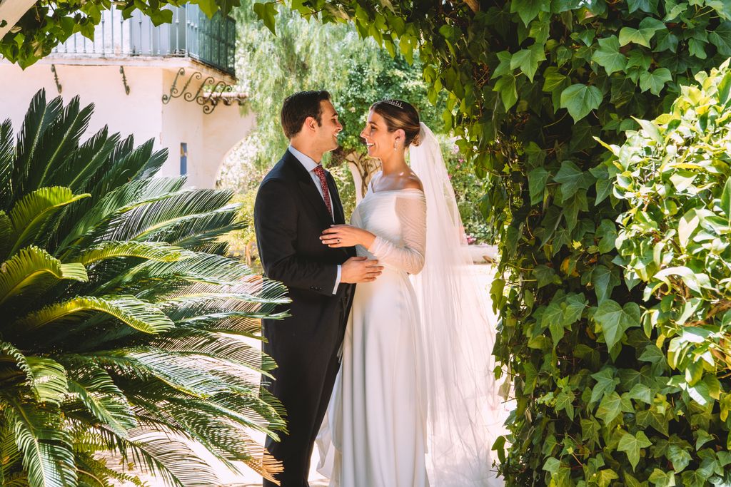 Novia con tiara en boda de mayo