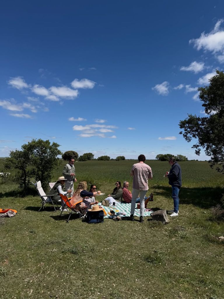Lucía, con amigos haciendo un picnic