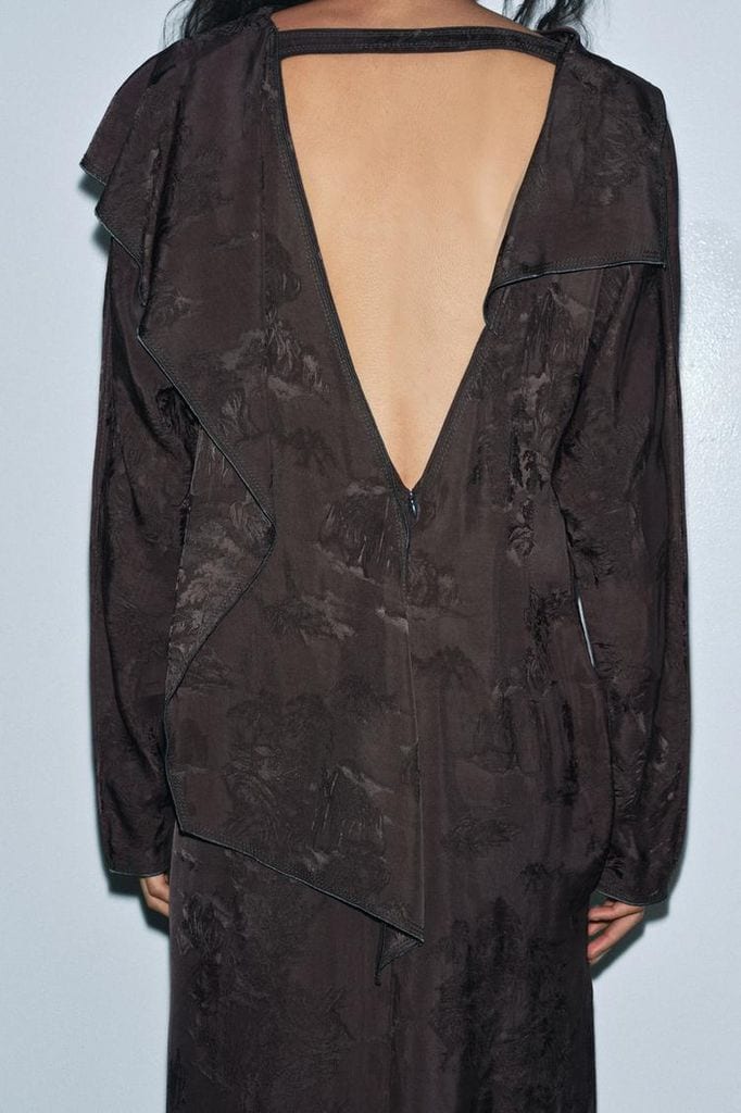 Vestido de invitada de invierno de Zara de jacquard, con pañuelo al cuello y escote en la espalda