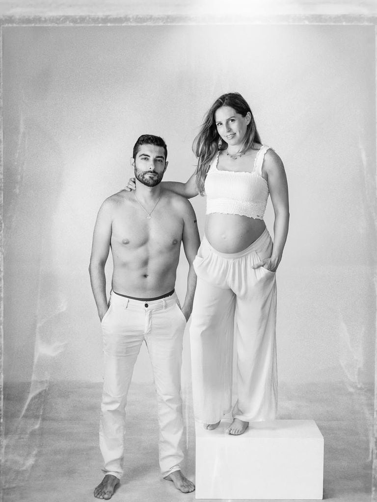 La deportista paralímpica Sara Andrés, junto a su marido Juan y su barriguita de embarazada