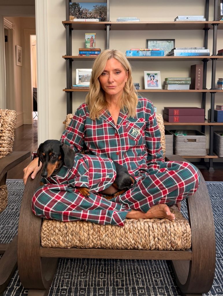 Marie-Chantal de Grecia con su mascota, ambos a conjunto con pijamas navideños a cuadros