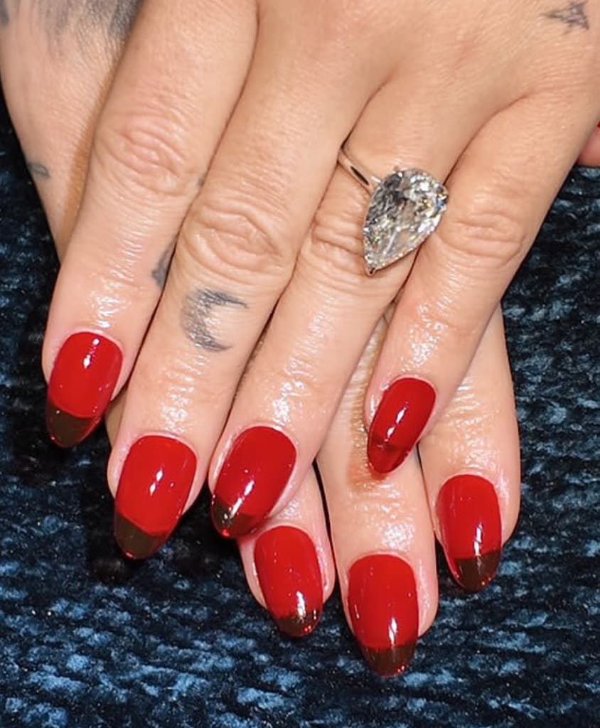 Se trata de un tono rojo clásico pero con un acabado transparentoso