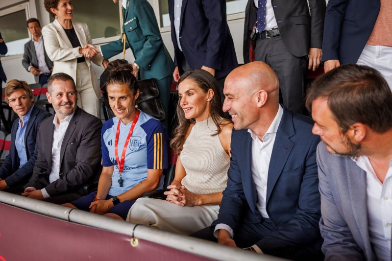 Reina Letizia con la selección femenina de fútbol 