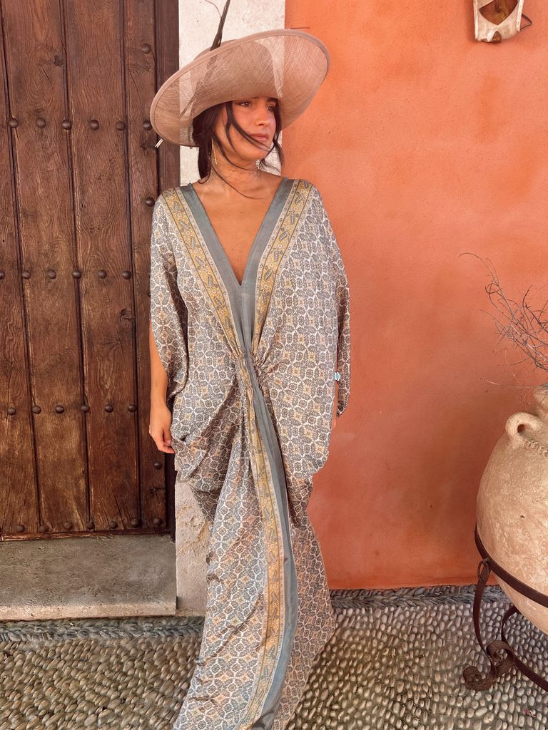 Ale Villegas, con un vestido tipo caftán en tonos tierra.