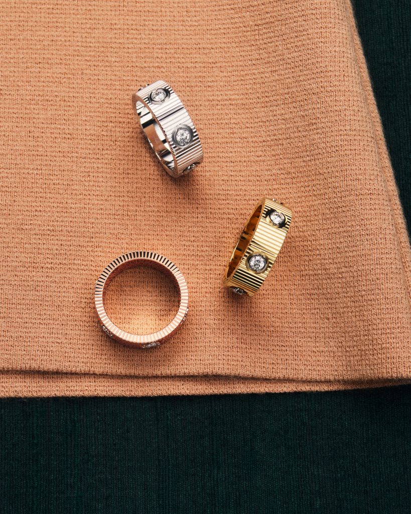 Conjunto de 3 anillos: diamantes en oro amarillo, oro blanco y oro rosa.