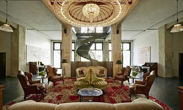 El hall del Soho House de Berlín impresiona con su espíritu ecléctico y lleno de fuerza visual. La antesala hacia un hotel lleno de 'glamour'.
