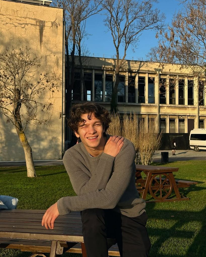 Pese a su juventud, Dogan cuenta con más de quince proyectos a sus espaldas