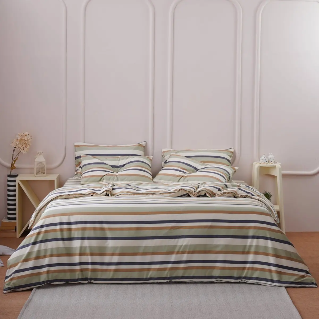 Dormitorio con cama de rayas
