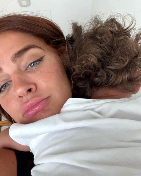 La influencer, con su pequeña
