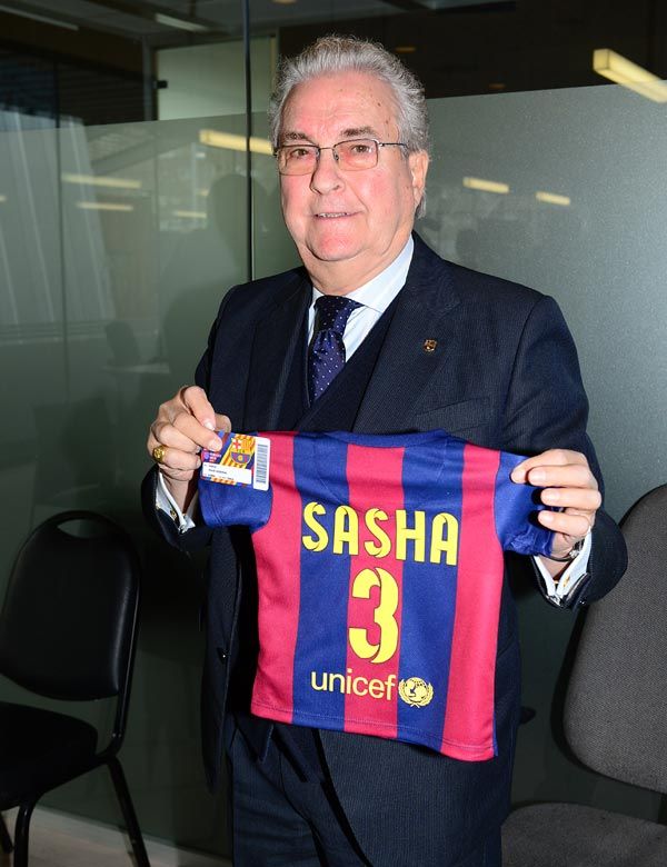 El bisabuelo del niño fue esta mañana a la sede del Barça para hacer socio al segundo hijo de la pareja 