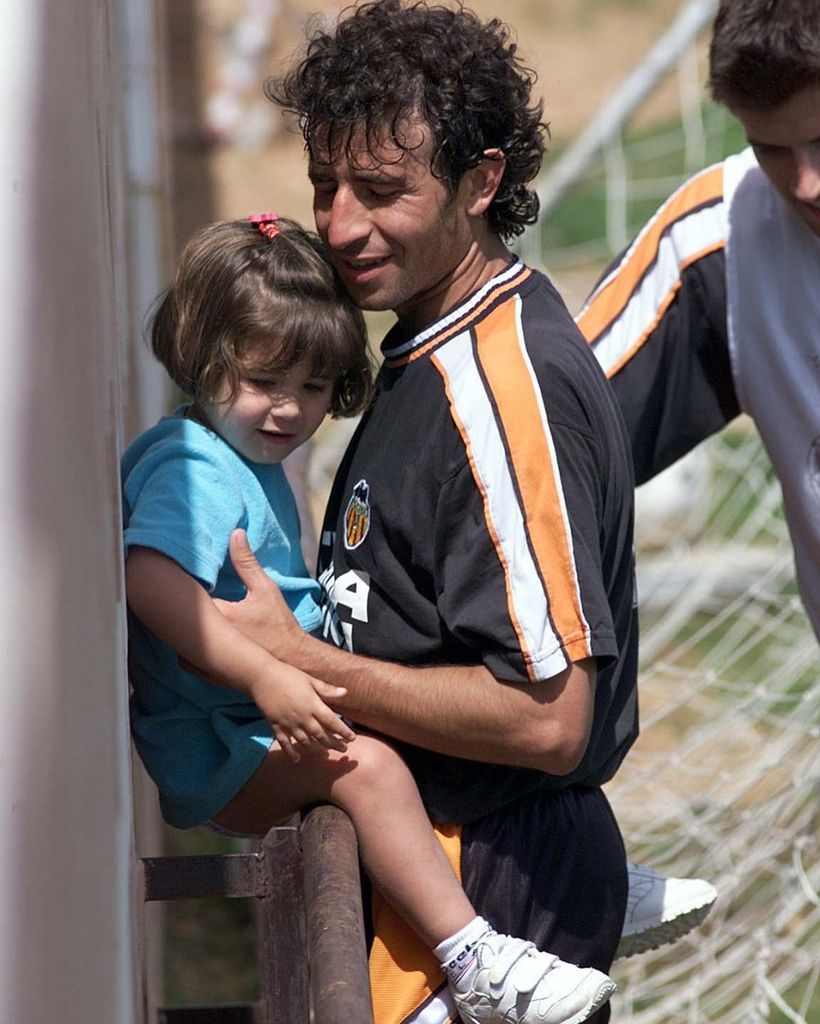 Paula de pequeña con su padre, Luis Milla